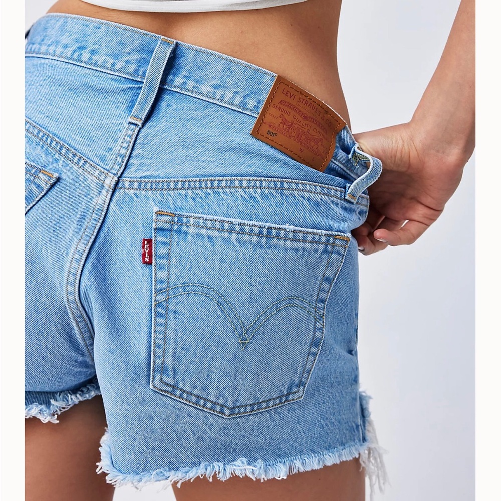 New Levi's 501 shorts high rise , fit it through the Hip